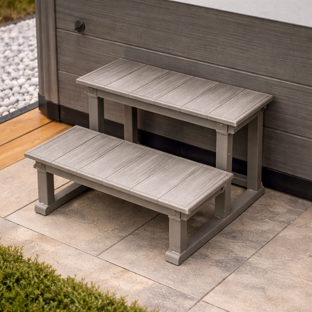 Twee-traps kruk naast hottub Spa trappetje